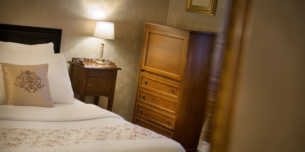 Brankas, meja kerja, Wi-Fi gratis, dan seprai linen