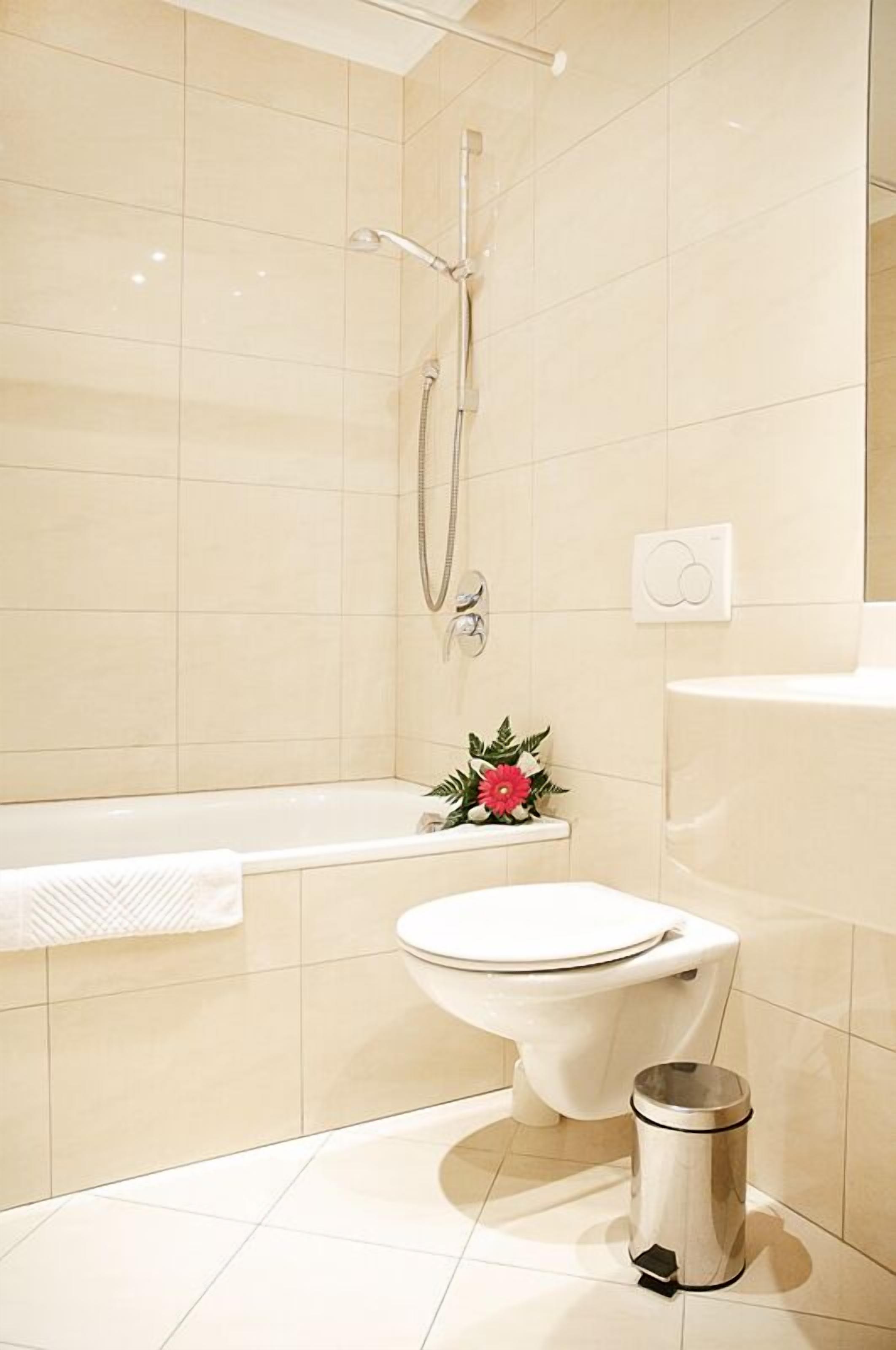 standard single room | bathroom | hair dryer, towels