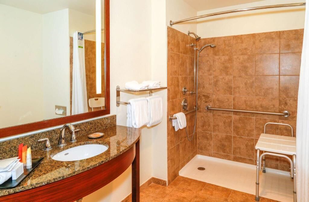 Baño | Artículos de higiene personal gratuitos, secador de pelo y toallas
