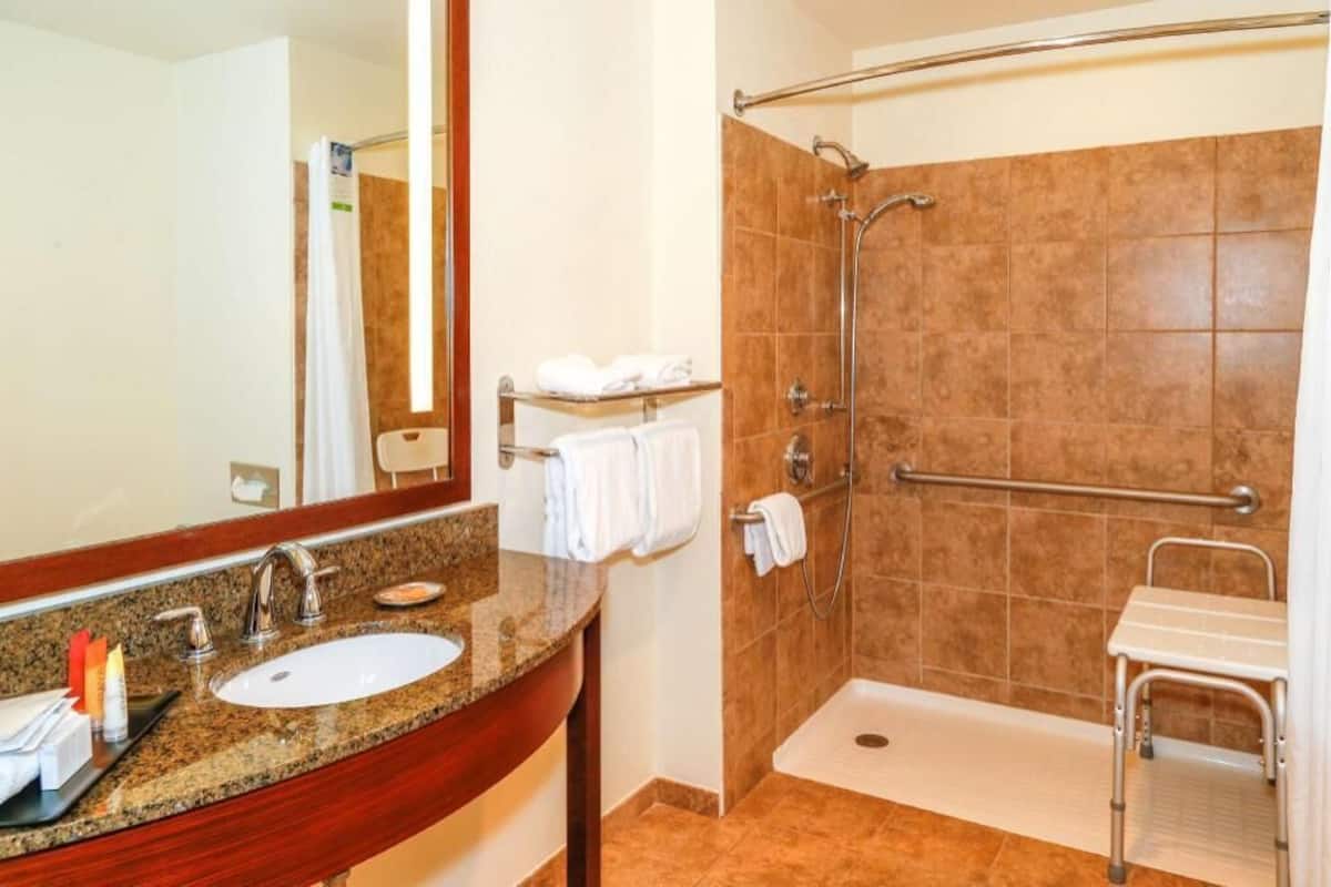 Bathroom | Free toiletries, hair dryer, towels, soap