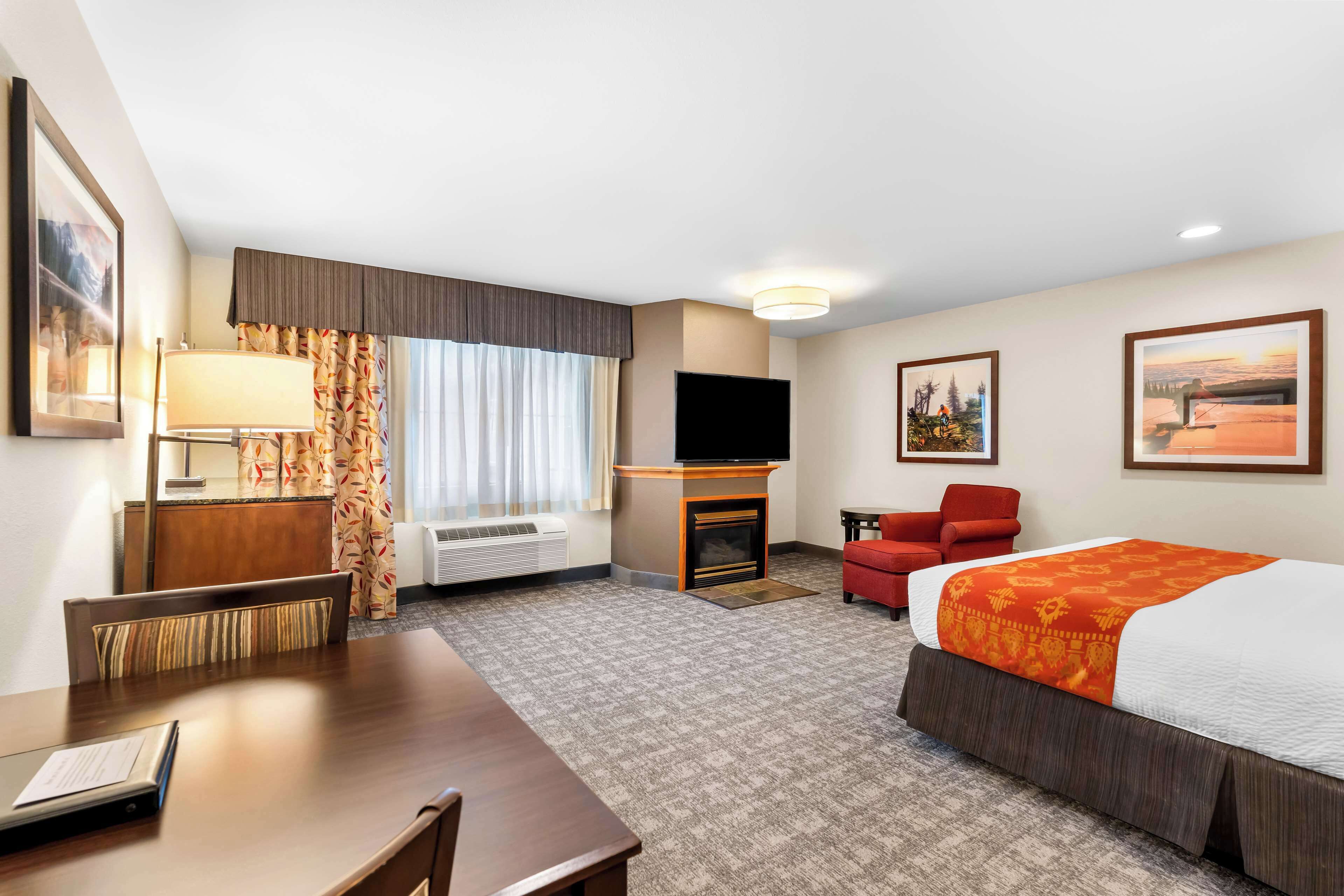 suite, 1 king bed, non smoking, fireplace | desk, blackout curtains, iron/ironing board, free cots/infant beds