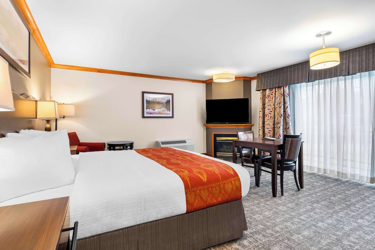 Suite, 1 King Bed, Non Smoking, Balcony | Desk, blackout drapes, iron/ironing board, free cribs/infant beds