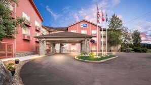 Un edificio rojo con un cartel que dice 'Best Western'.