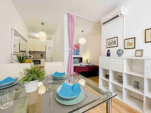 Studio – city | Blendingsgardiner, lydisolert, strykejern/-brett og wi-fi (inkludert)