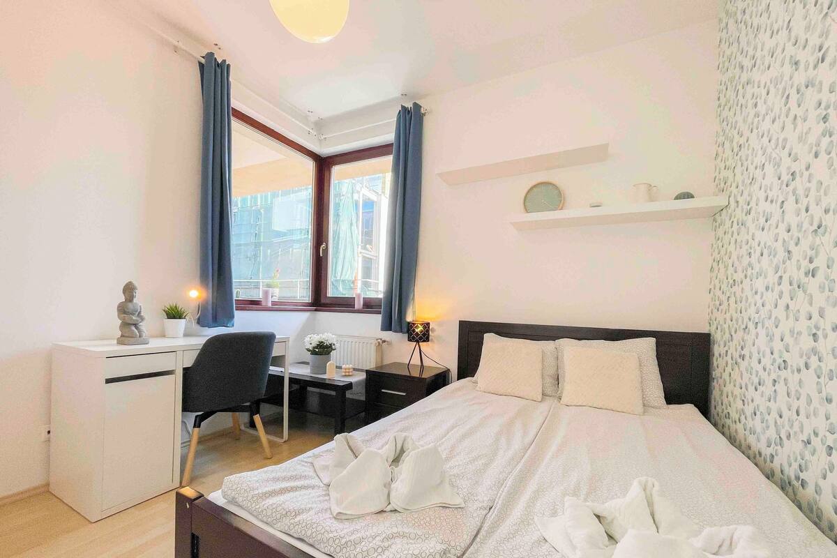 Apartment, 1 Bedroom | Blackout drapes, soundproofing, iron/ironing board, WiFi (free)