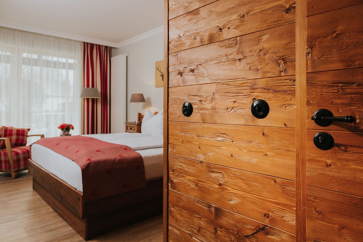 1 bedroom, hypo-allergenic bedding, minibar, in-room safe