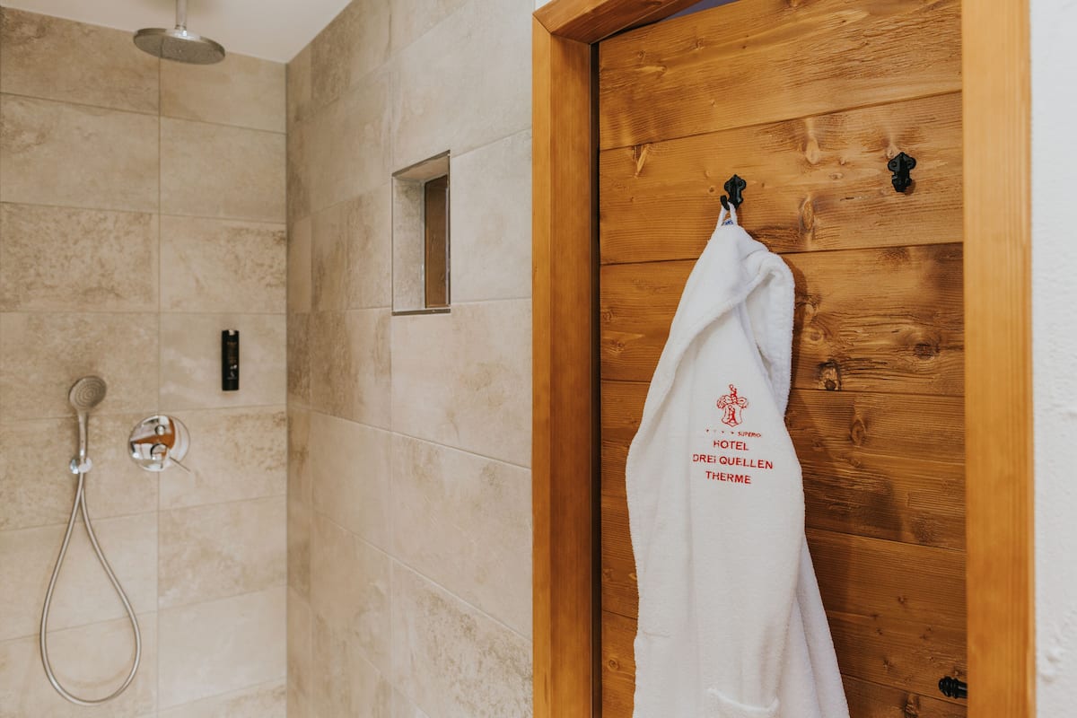 rottaler komfortzimmer mit balkon oder terrasse | bathroom shower