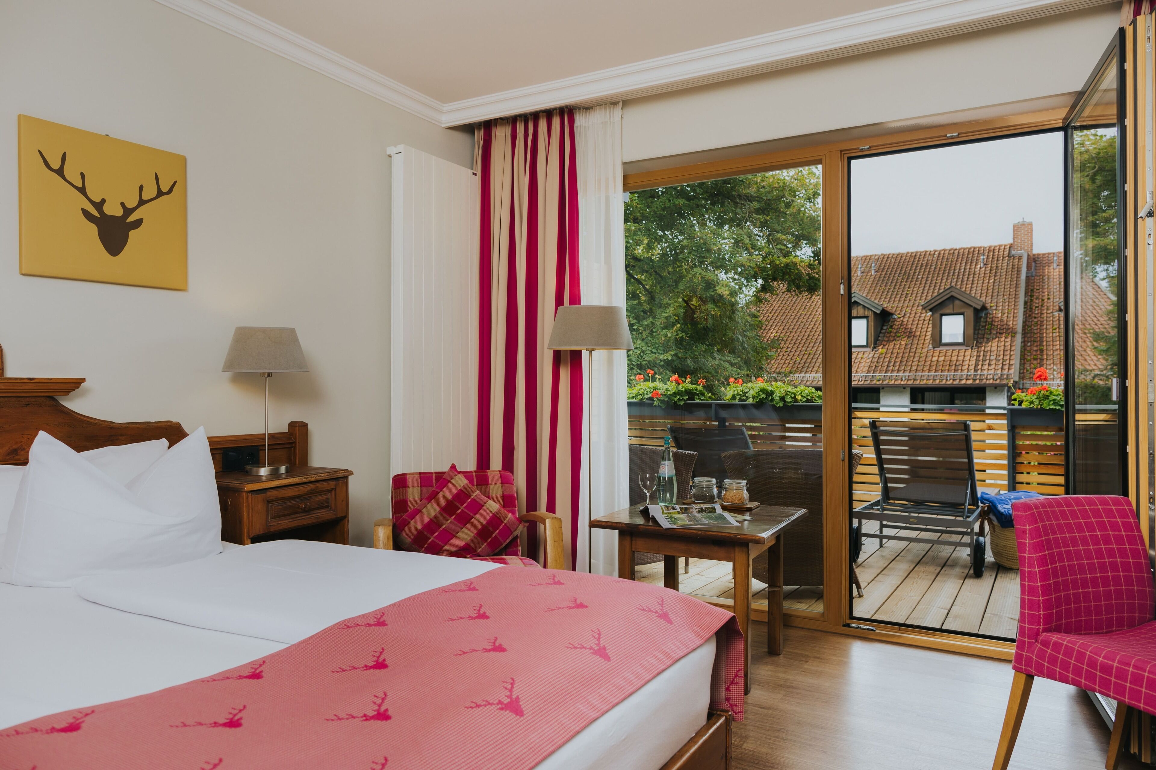 컴포트 더블룸 | 거실 공간 | 케이블 채널 시청이 가능한 26인치 TV