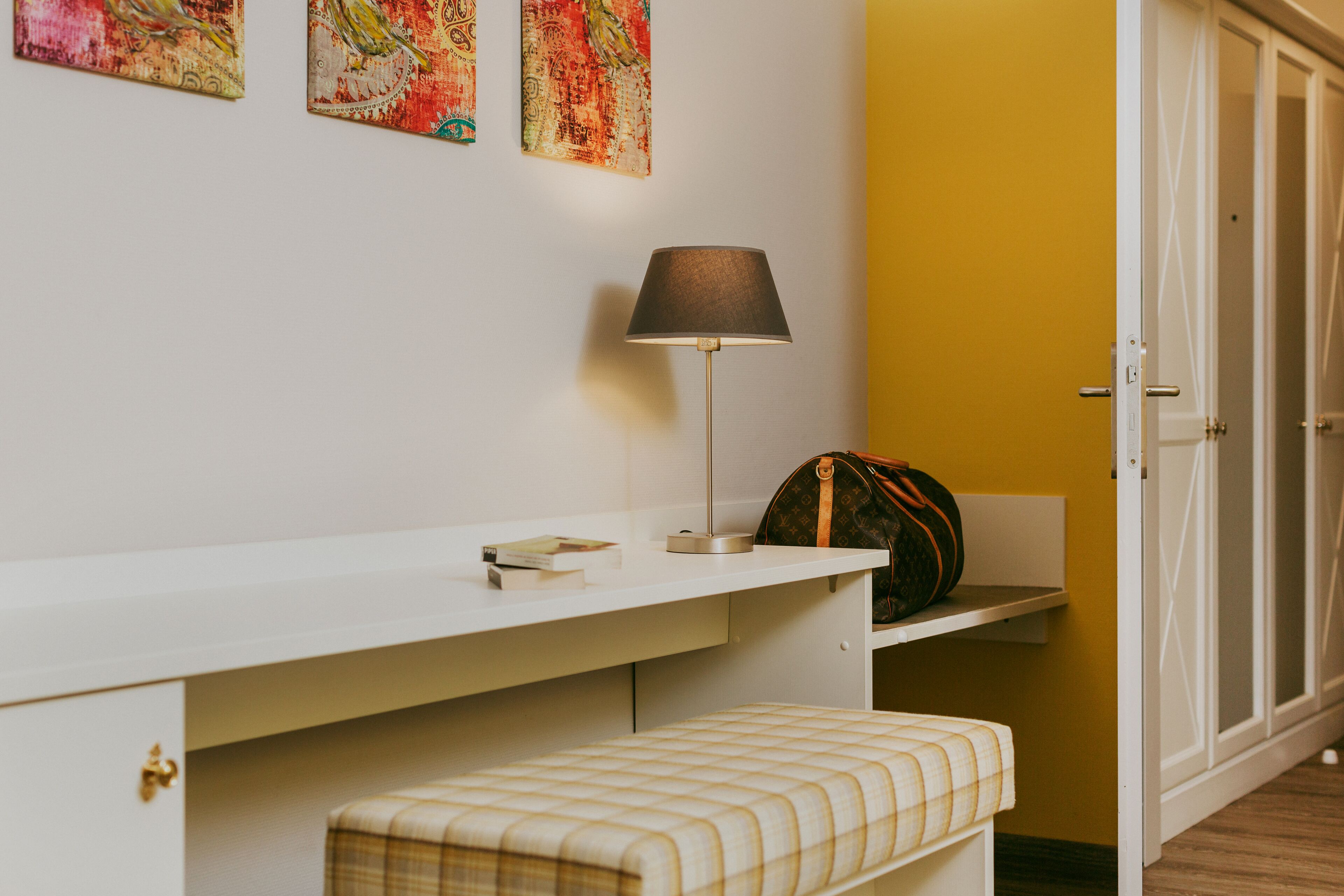 einzelzimmer ohne balkon | living area | 26-inch tv with cable channels