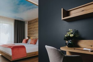 Suite mit Balkon oder Terrasse | Ropa de cama hipoalergénica, minibar, caja fuerte y escritorio