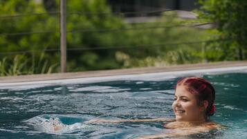 Außenpool, geöffnet von 12:00 Uhr bis 19:00 Uhr, Liegestühle