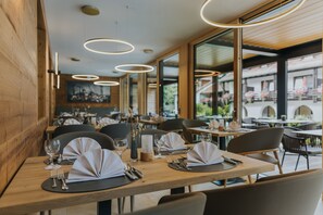 Petit déjeuner, déjeuner et dîner servis sur place