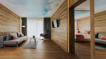 Suite mit Balkon oder Terrasse | Living area | 26-inch TV with cable channels