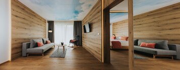 Suite mit Balkon oder Terrasse | Zona de estar | Televisión de 26 pulgadas con canales por cable