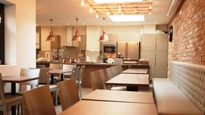 Dining - Comfotel Prpl (London)