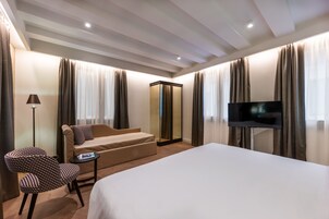 Junior-studiosviitti | Untuvapeitot, minibaari, tallelokero huoneessa, äänieristys