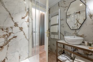 Chambre Standard Double ou avec lits jumeaux | Salle de bain | Douche, douche à « effet pluie », sèche-cheveux, chaussons