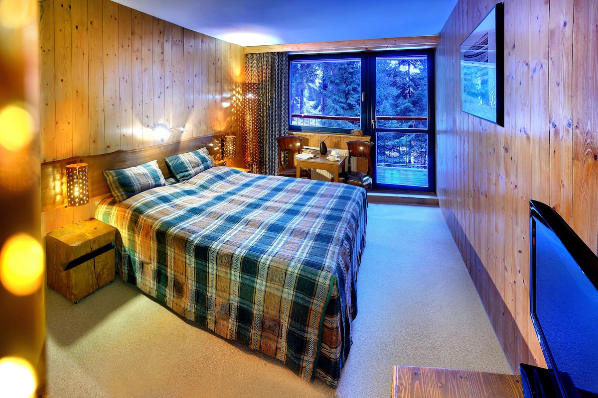Minibar, in-room safe, rollaway beds, free WiFi