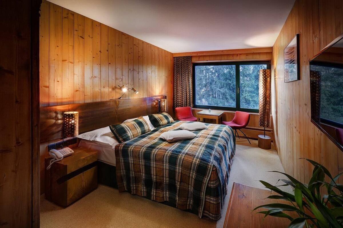 Minibar, in-room safe, rollaway beds, free WiFi