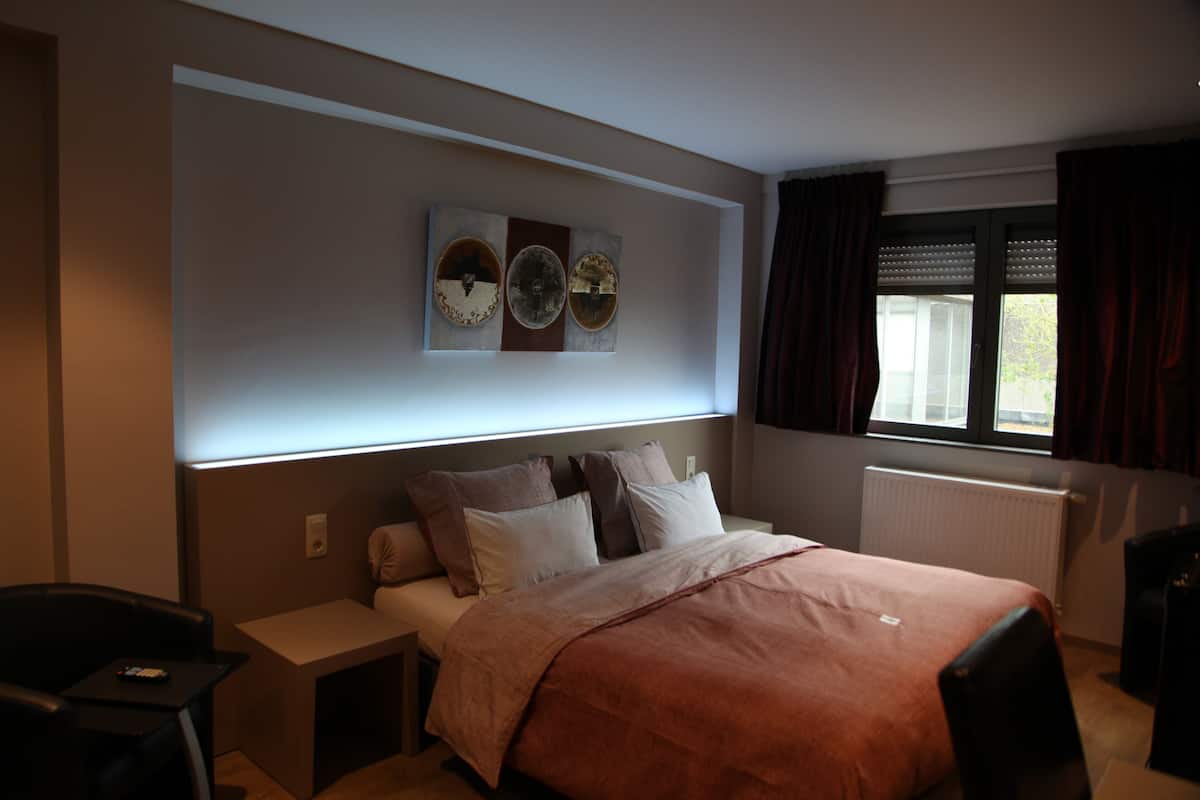 Select Comfort beds, desk, laptop workspace, blackout curtains