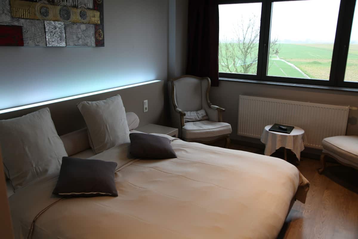 Select Comfort beds, desk, laptop workspace, blackout curtains