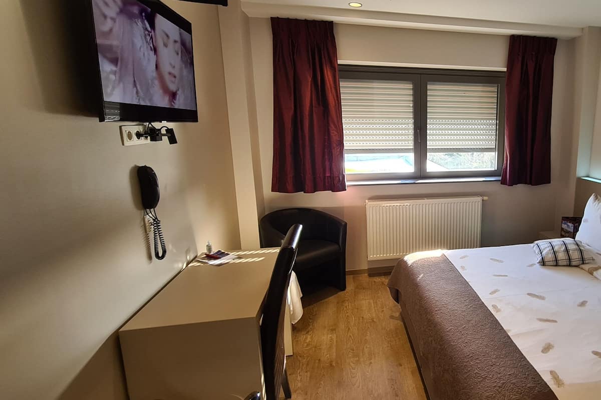 Select Comfort beds, desk, laptop workspace, blackout curtains
