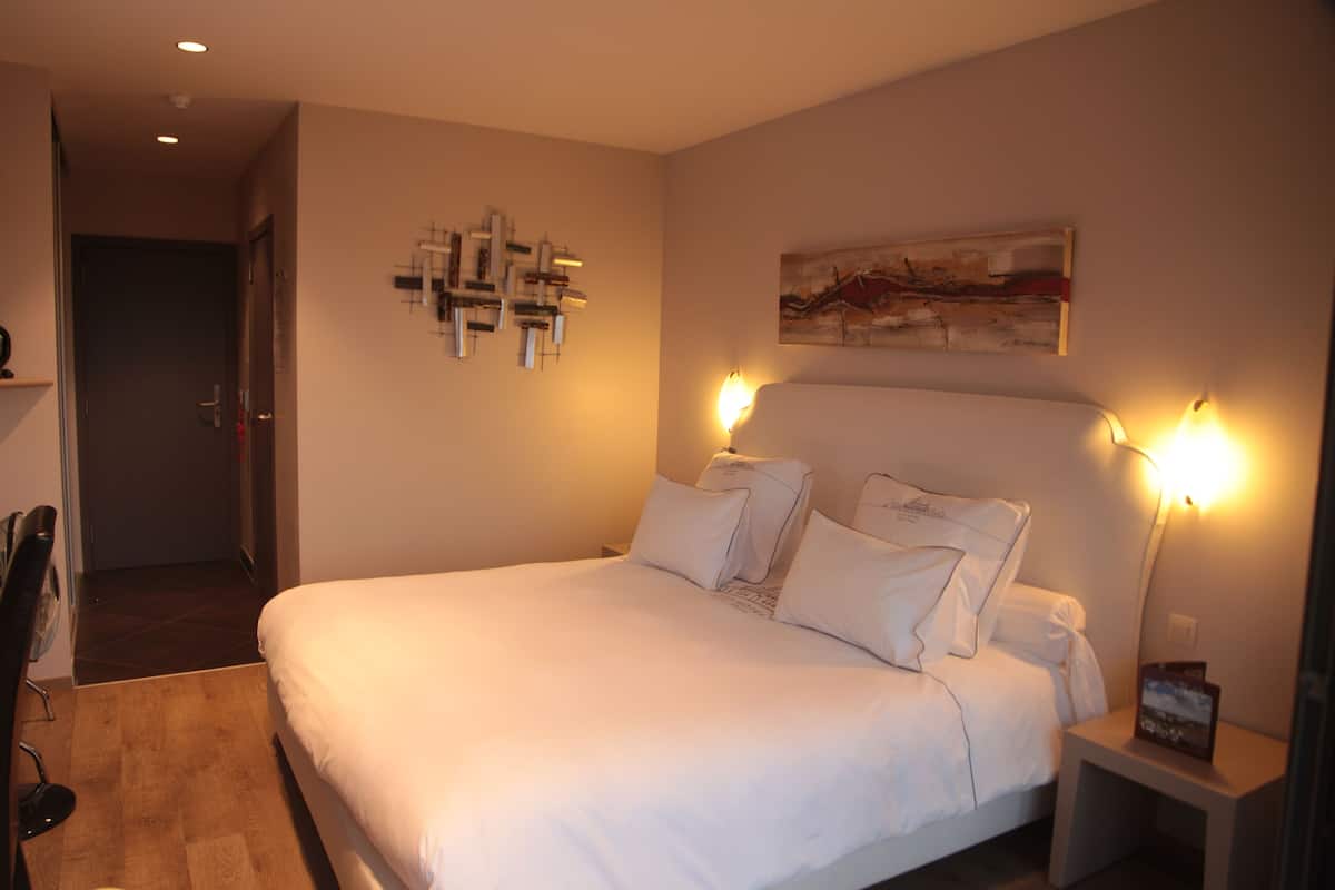 Superior-Doppelzimmer | Select-Comfort-Betten, Schreibtisch, laptopgeeigneter Arbeitsplatz