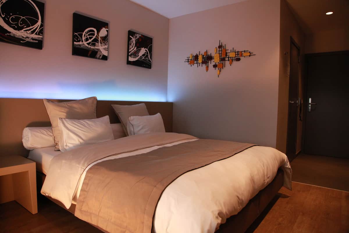 Select Comfort beds, desk, laptop workspace, blackout curtains