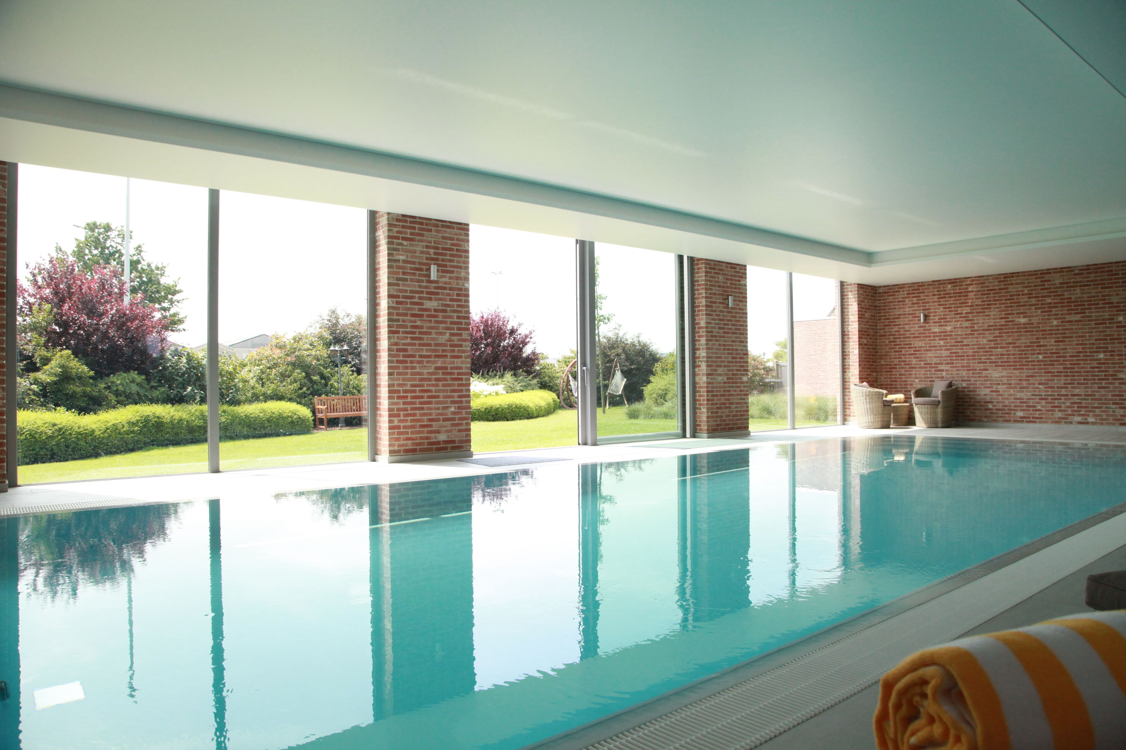 Piscine couverte, accès possible de 07 h 30 à 22 h 00, chaises longues 