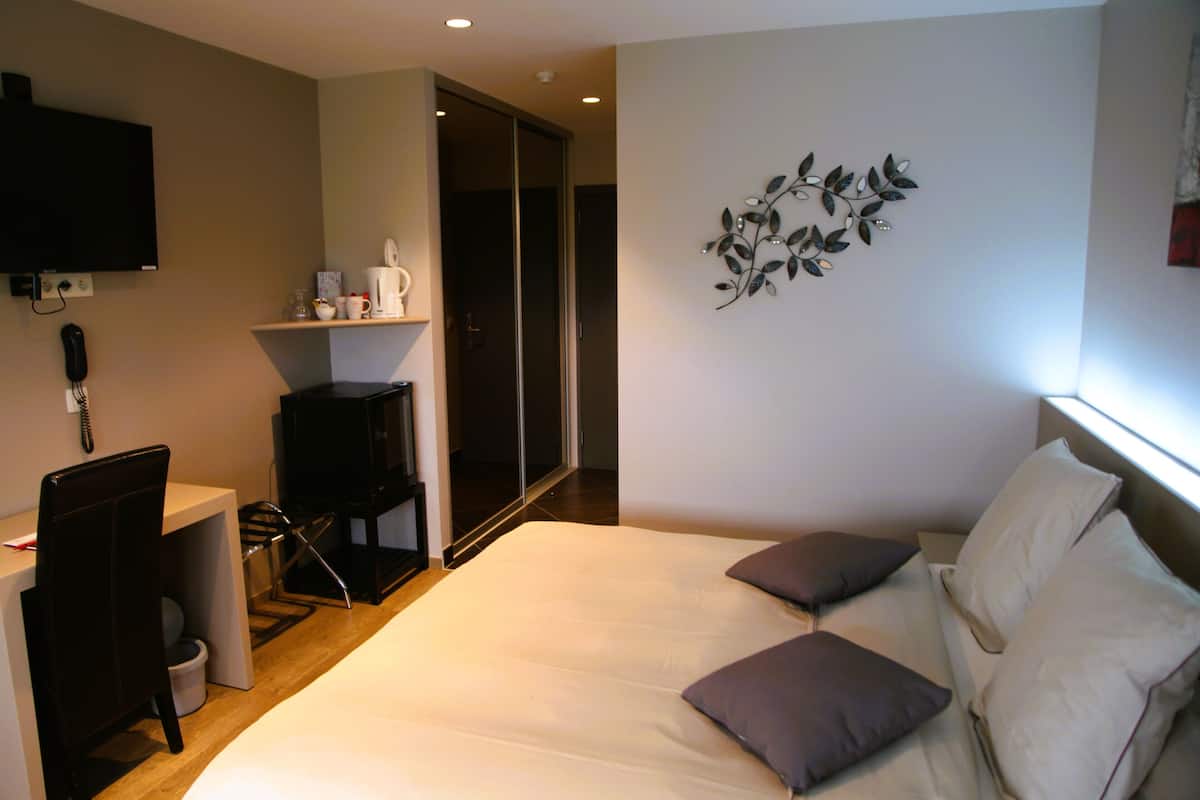 Select Comfort beds, desk, laptop workspace, blackout curtains
