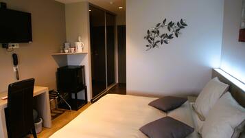 Select Comfort beds, desk, laptop workspace, blackout curtains