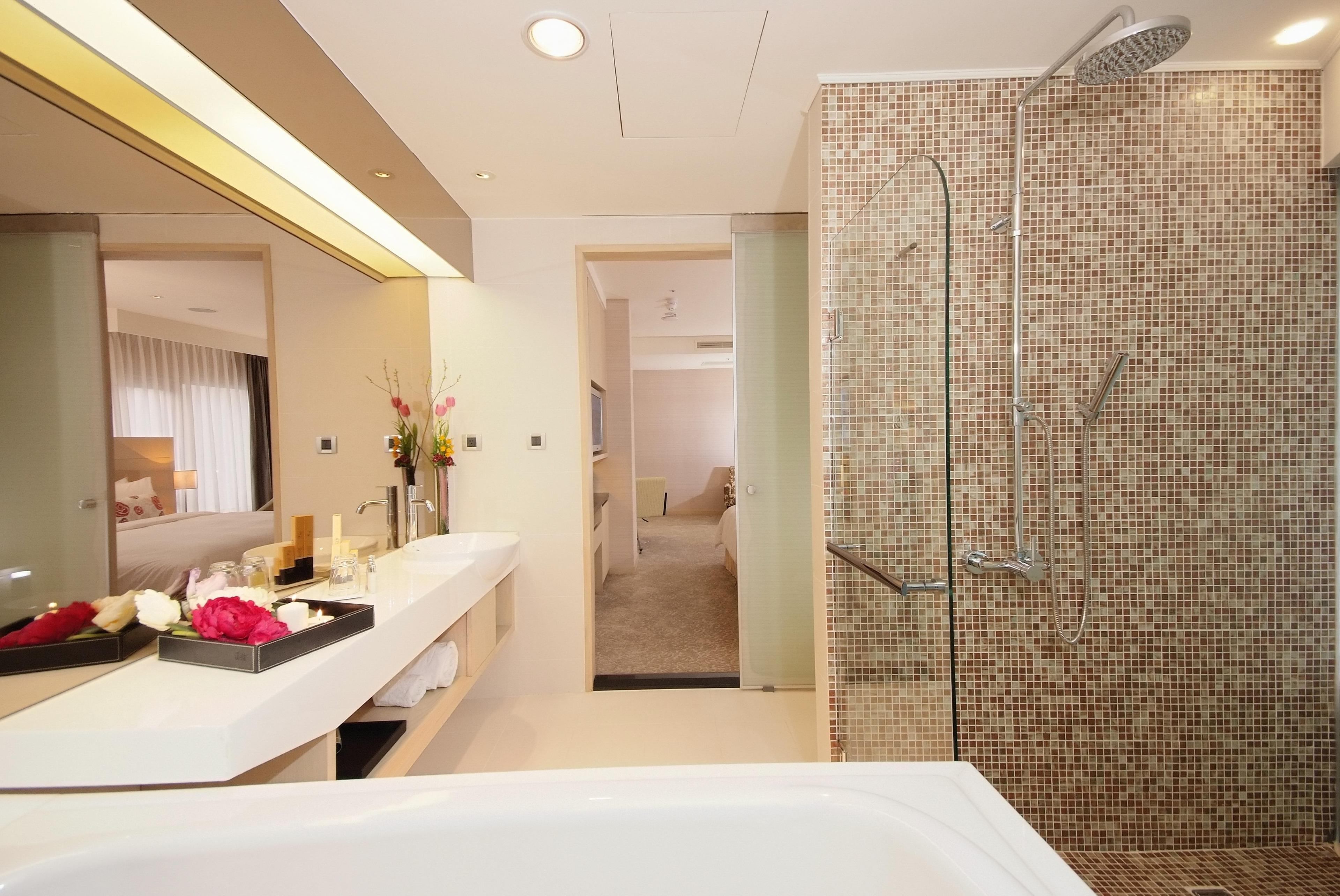 Badewanne und Dusche (separat), Regendusche, kostenlose Toilettenartikel