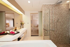 Separate tub and shower, rainfall showerhead, free toiletries - Grandee Taipei (Taipei)