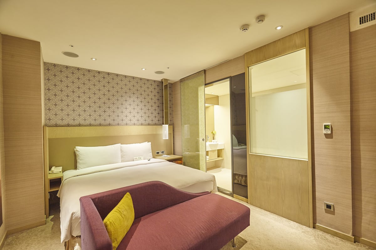 In-room safe, desk, soundproofing, iron/ironing board