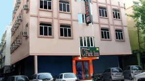 Un edificio a più piani con un cartello che riporta 'Park Inn' sulla facciata.