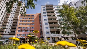 Hotelli, jossa on useita kerroksia, parvekkeita ja keskeinen sisäänkäynti.