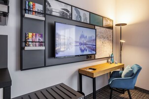 Urban Double Room | Hypo-allergenic bedding, in-room safe, desk, free cribs/infant beds