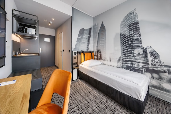 Urban Einzelzimmer mit Kitchenette | Allergikerbettwaren, Zimmersafe, Schreibtisch, kostenlose Babybetten