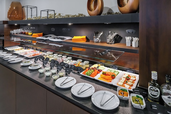 Tägliches Frühstücksbuffet (14.00 EUR pro Person)