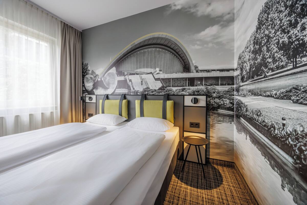 Urban Double Room | Hypo-allergenic bedding available, in-room safe, desk, laptop workspace