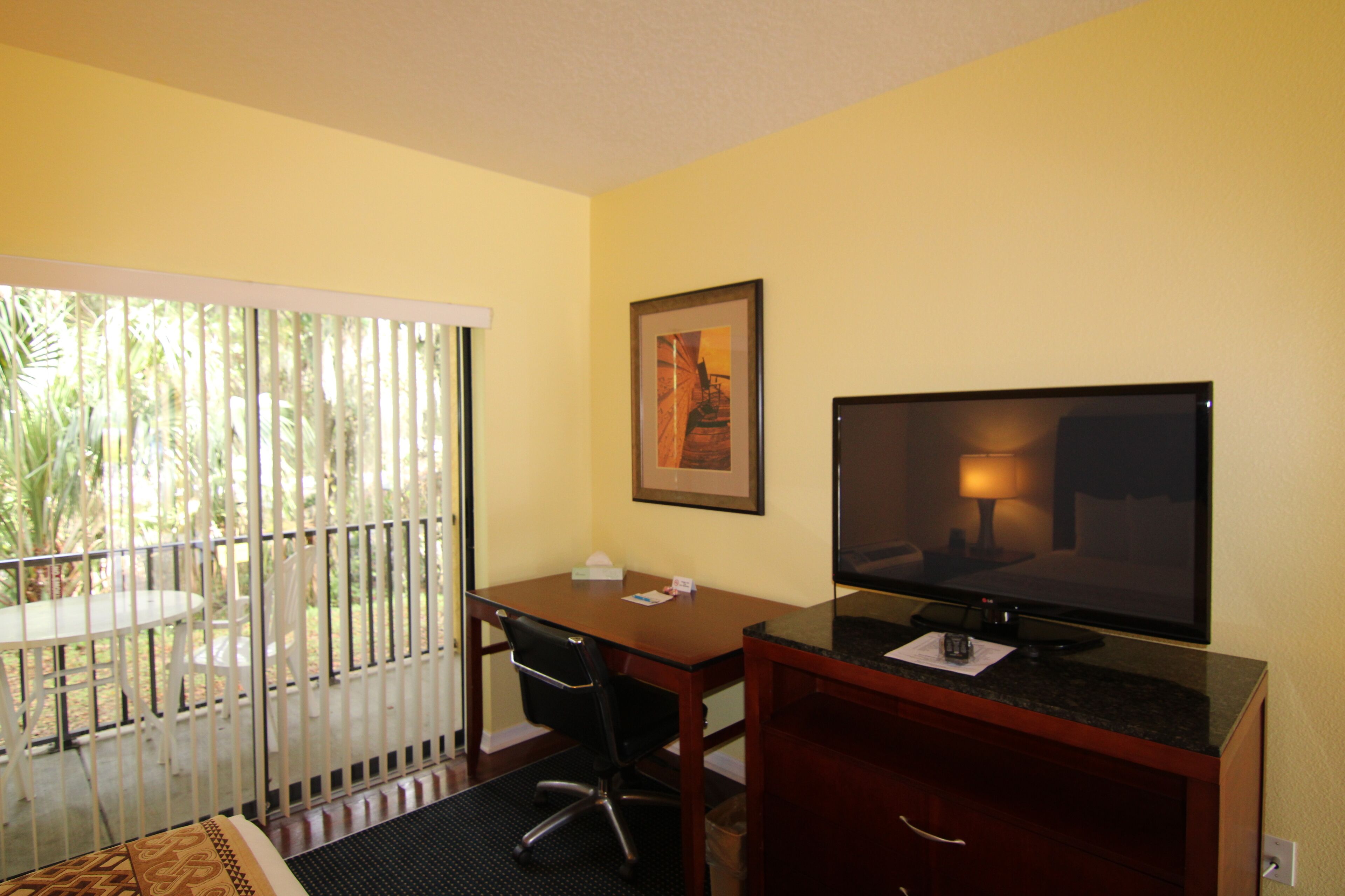 华丽客房, 1 张特大床, 阳台 | 办公桌、隔音、熨斗/熨板、免费 WiFi