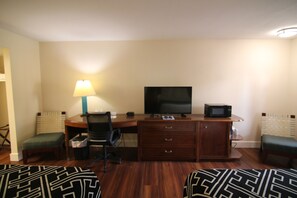 Standardzimmer, 2 Doppelbetten | Schreibtisch, schallisolierte Zimmer, Bügeleisen/Bügelbrett