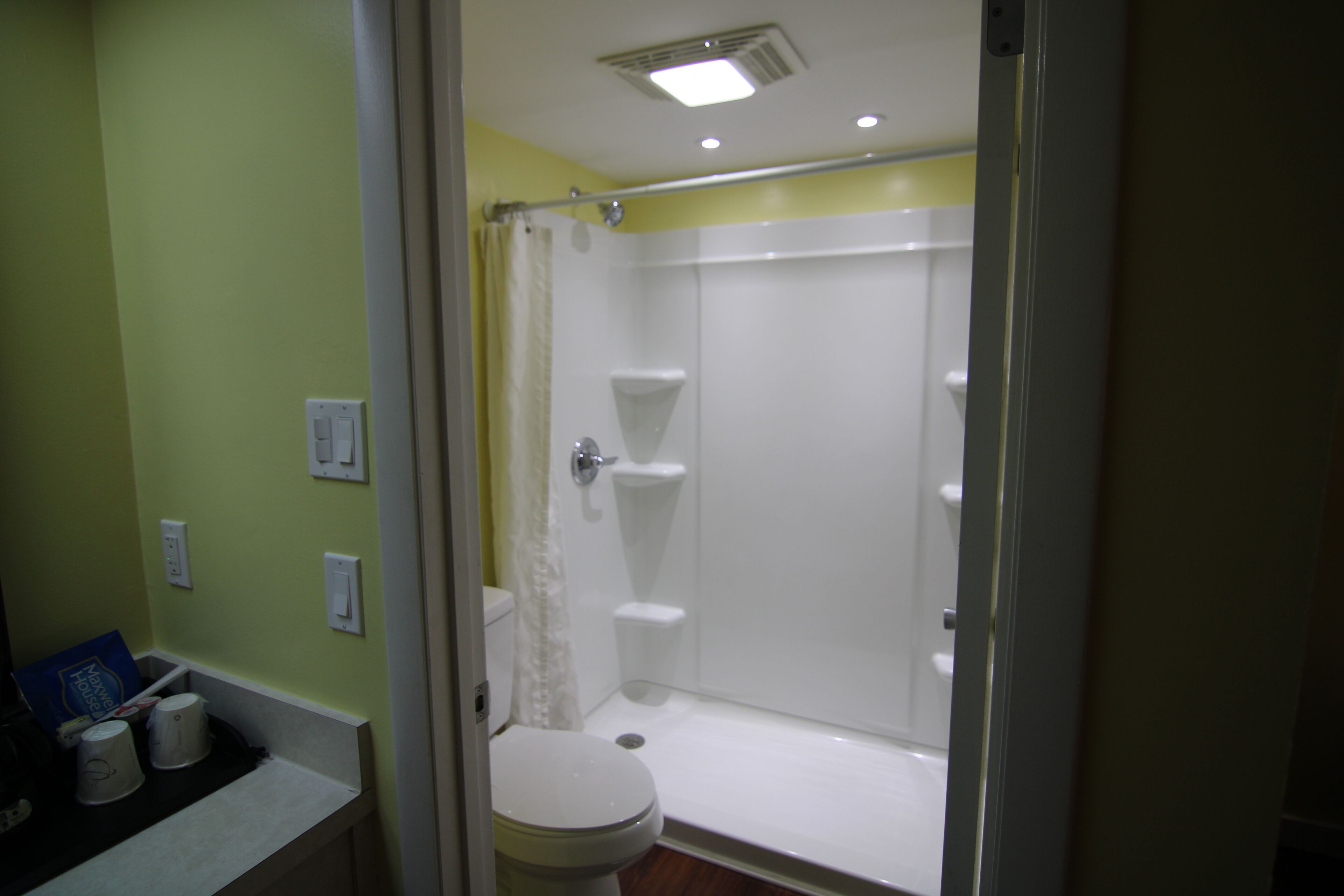 Un baño con inodoro, ducha y lavabo.