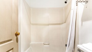 Chambre, 2 grands lits | Douche de la salle de bain
