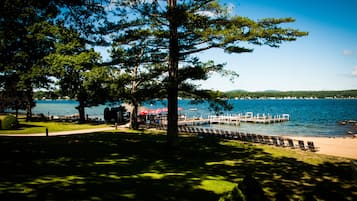 En privat strand, liggestole, badehåndklæder, strandbarer