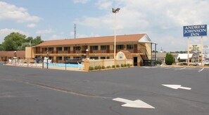 Property entrance - Andrew Johnson Inn (Greeneville)