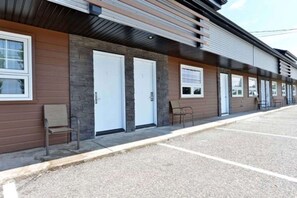 Standard Room, 1 Queen Bed, Non Smoking, Annex Building (MOTEL Building) | Balcony - Econo Lodge Inn & Suites (Saint-Apollinaire)