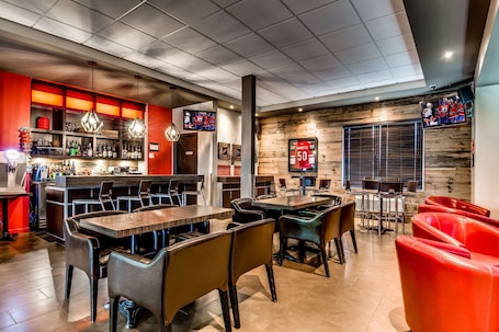 Bar (on property). Econo Lodge Inn & Suites