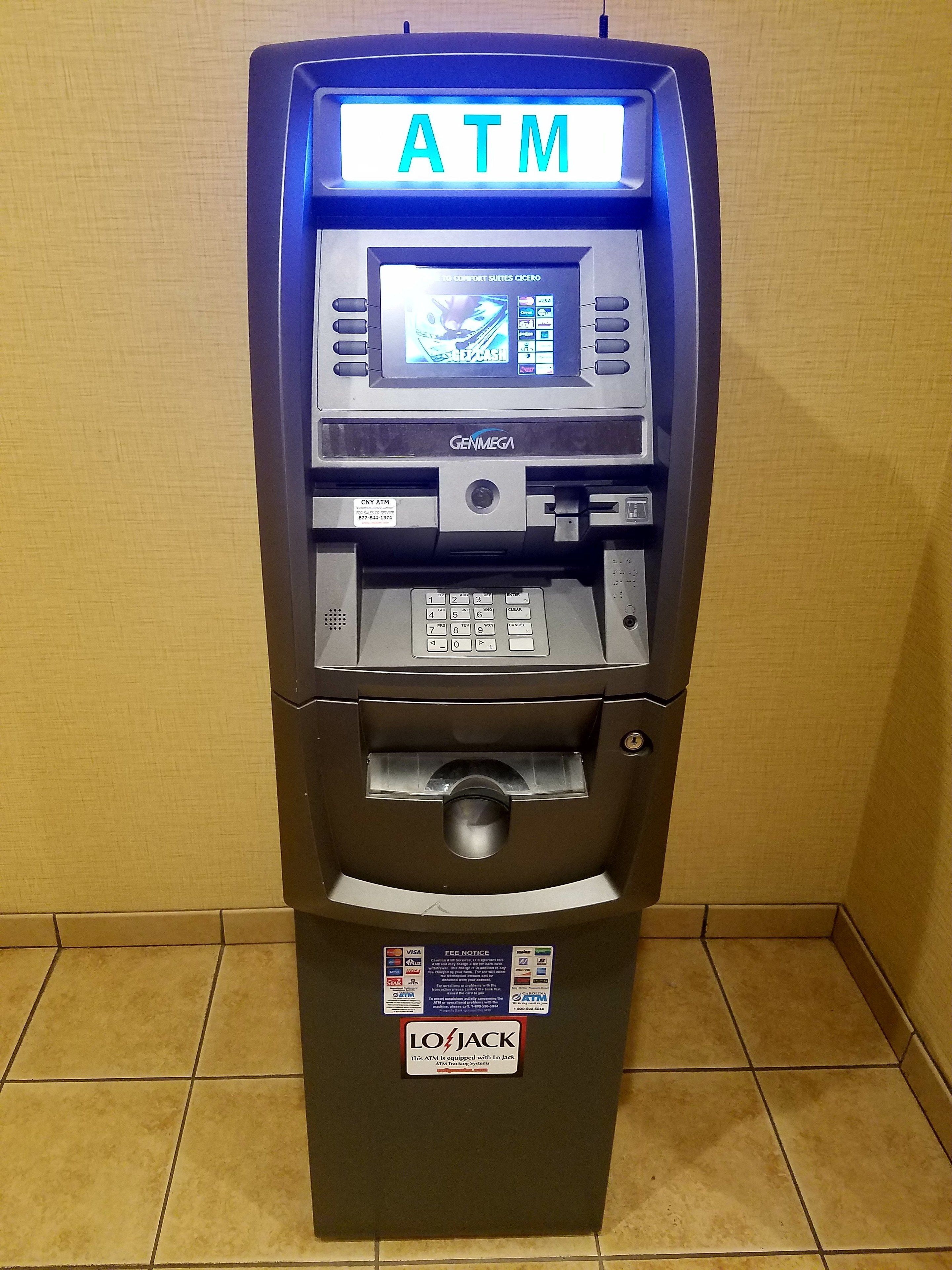 Een geldautomaat met een digitaal scherm, kaartlezer en gelduitgifteopening.