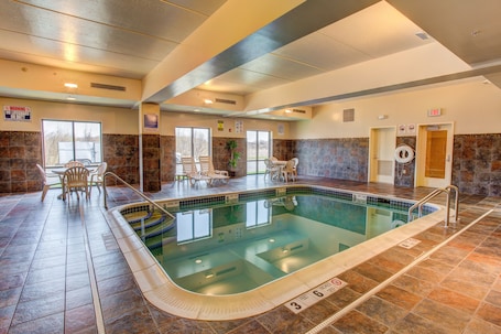 Una piscina cubierta, una piscina al aire libre. Cicero Grand - Syracuse North